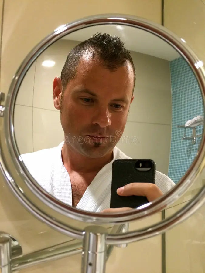 files/selfie-hermoso-del-hombre-160291811.webp